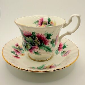 Vintage Royal Albert "Summertime Series" Avebury Dated 1979 Teacup and‎ Saucer